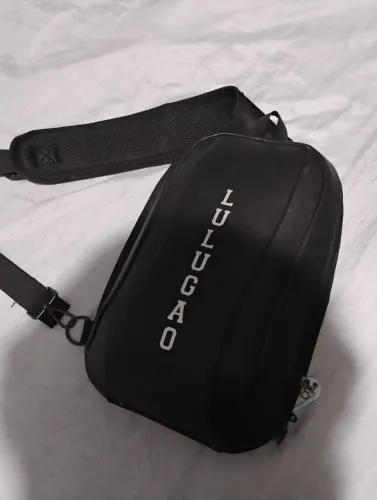 Bolsa transversal preta da marca LULUGAO com design rígido em EVA.
