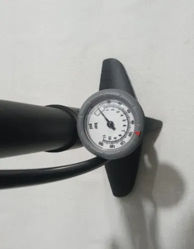 Bomba de ar de pé GIYO com manômetro