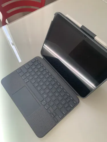 Capa teclado longitech para iPad 11 A16 e 10 geração