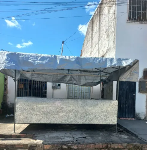 Vende-se uma barraca com outras coisa inclusas