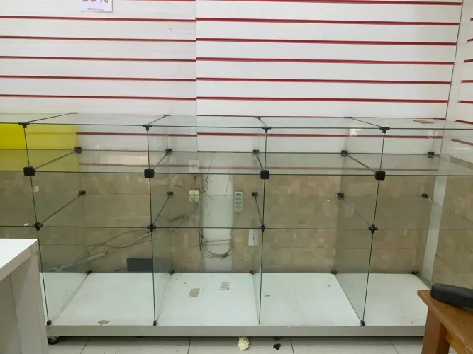 Balcão de vidro com base de alumínio e rodinhas