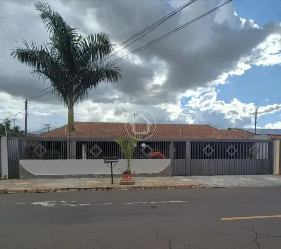 CASA COM PISCINA E 3 DORMITÓRIOS