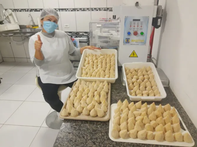 Máquina de fazer salgados e doce semi nova