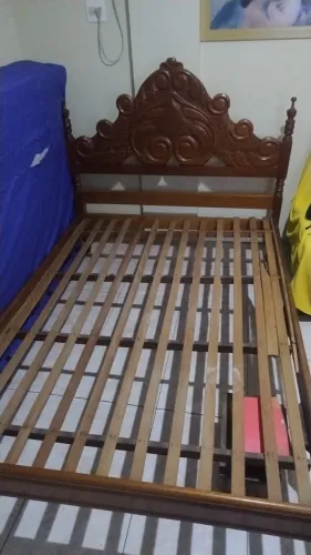 Cama de casal de madeira