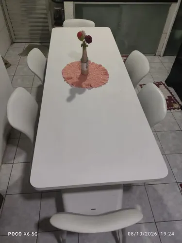 Mesa de compensado revistado com fórmica nova 2,20x80 nova e 6 cadeiras de plástico novas