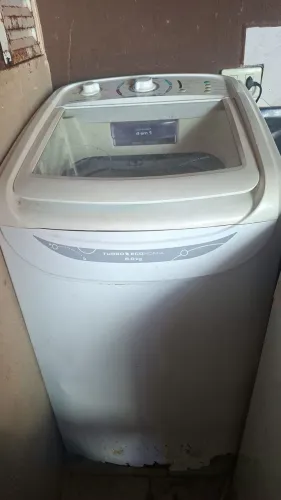 Maquina de lavar roupa e uma geladeira 