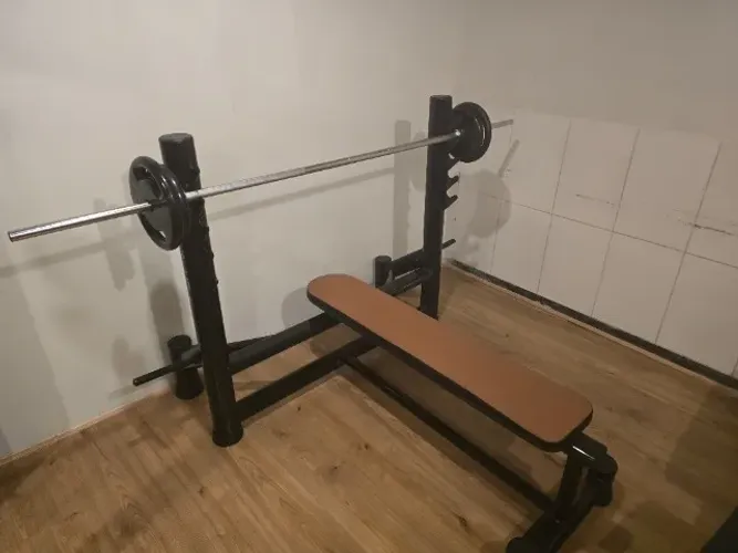Supino reto profissional tubular com barra maciça nova 6 meses de uso comprei por 5000.