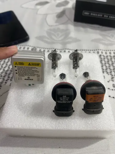1 Lâmpada Xenon D3S + 2 Lâmpadas H1 (Luz de Manobra) + 2 Lâmpadas H8 (Farol de Milha) 