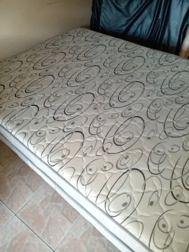 Cama casal conjugada  , bem conservada  só  retirar já higienizada. 