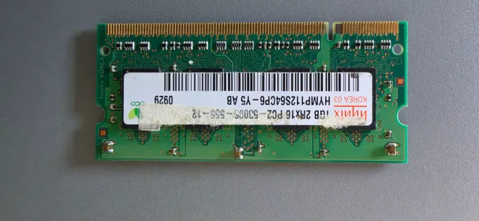 MEmória RAM Hynix 1 GB DDR2 SODIMM (modelo HYMP112S64CP6-Y5 AB)