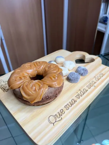 Tábua de madeira para docinhos e mini bolo