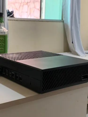 ? Xbox One 500GB + Fonte Original + Jogo fisico Manete - Impecável! ?