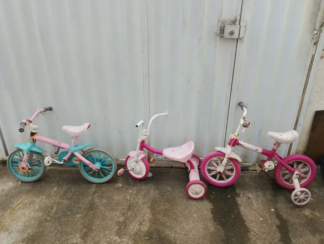 2 bicicletas aro 12 e 1 triciclo