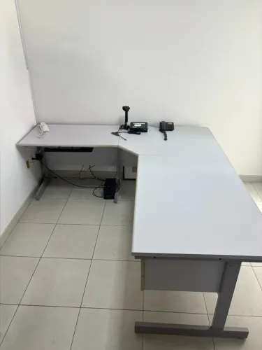 Mesa modulada escritório em L