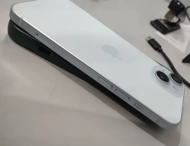 iPhone 15 azul claro