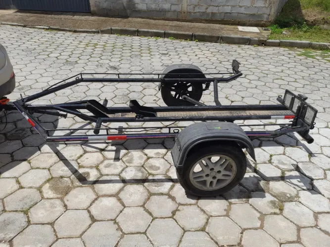 Reboque carretinha para moto (basculante - prancha vai ao chão)