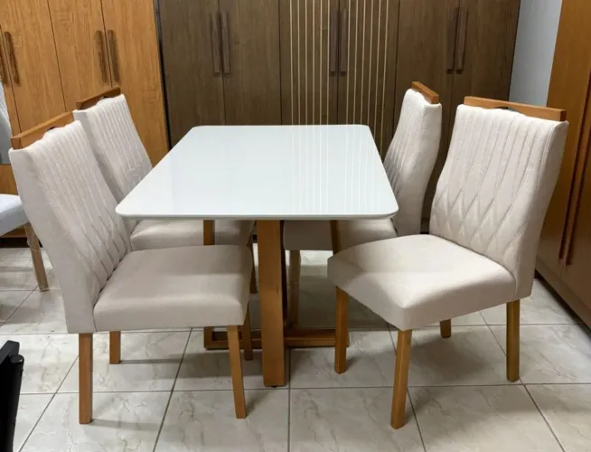 Mesa de jantar em madeira maciça promoção de mês de julho
