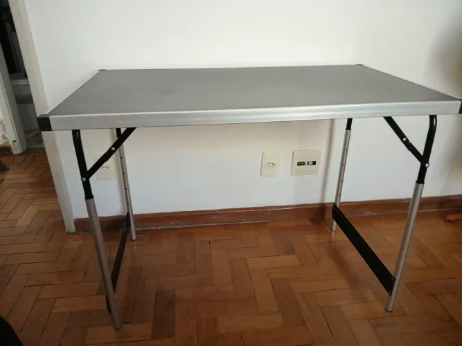 Mesa dobravel preta com 4 alturas, 1,0 M x 0,90 cm