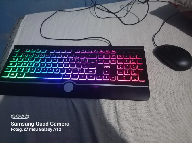 Kit mobilador:teclado rgb, mouse e adaptador USB para entrada de celular.