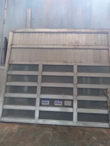 02 Portas em alumínio c/ vidros completos aramados,reforçadas,bom estado.Só mensagens OLX