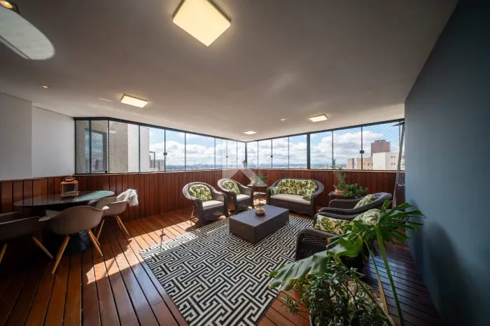 Cobertura Reformada com Terraço, 4 Quartos, 2 Suítes e 2 Vagas à Venda, 335 m² - Água Verd