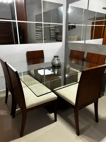 Mesa com base de maneira, tampo de vidro e 8 cadeiras.