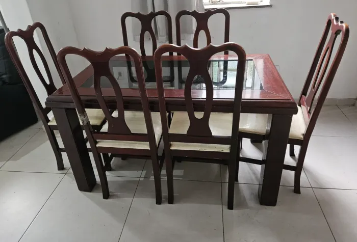 Conjunto jantar mesa madeira com vidro no meio 6 cadeiras forradas tecido e plástico.