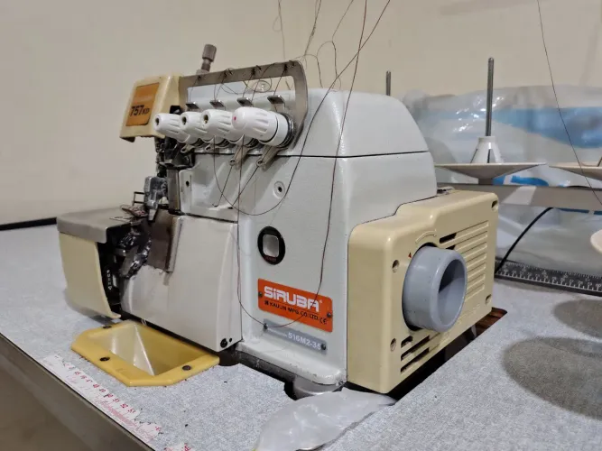 Máquina de costura interloque Siruba 