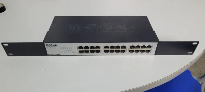 Switch D-Link DES-1024D de 24 portas Fast Ethernet (10/100 Mbps)