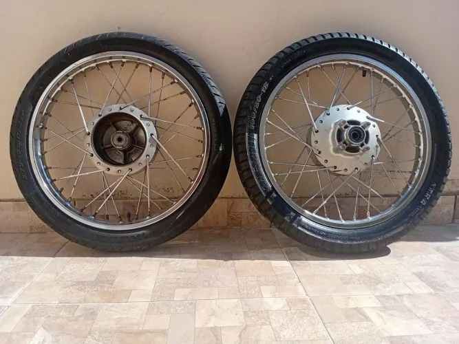 Par de rodas com pneu. Rolamento e raio duplo. Michelin/Pirelli 