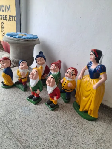 Conjunto Branca de Neve e os 7 anões de cimento para decoração de jardim