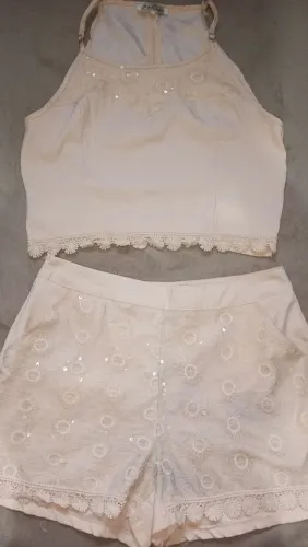 Roupa feminina com paetê