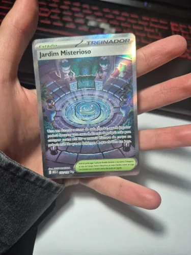 Carta Pokémon Jardim Misterioso Full Art 172/182 - Holográfica - Ótimo Estado
