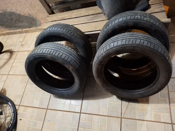 Vendo Pneus aro 17 Bridgestone 