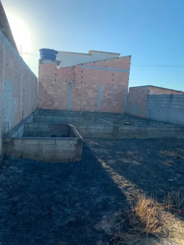 VENDO 1 TERRENO ATRÁS DA PORTELINHA TODO MURADO NA BASE COM 5 COMODOS METRAGEM 7.5X20