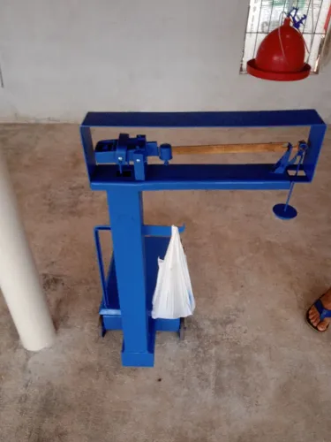 Vende -se uma balança de plataforma que pesa até 300 kg