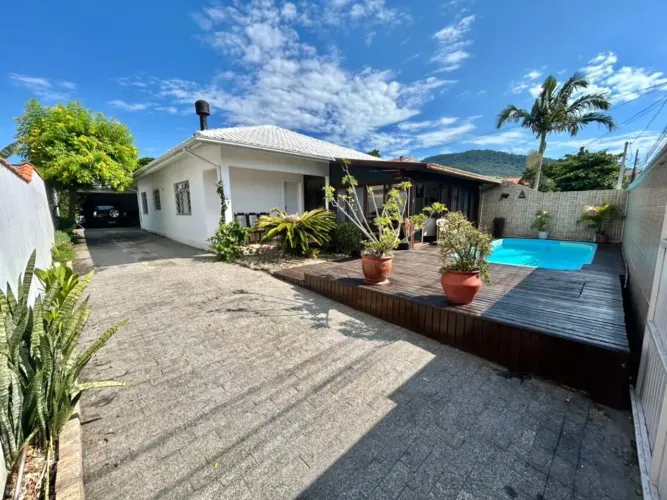 Casa com 3 dormitórios + edícula com 1 quarto e piscina no Bairro dos Ingleses!
