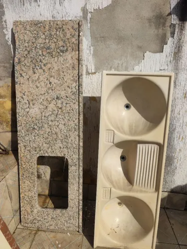 Pia de mármore e tanque de fibra resto de construção
