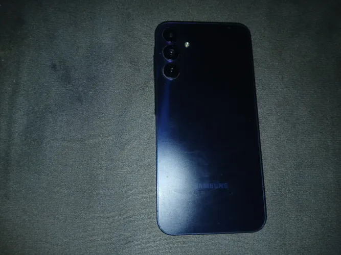 Vende-se um galaxy a15 128 gb e 4 gm de ram com um leve risco na tela