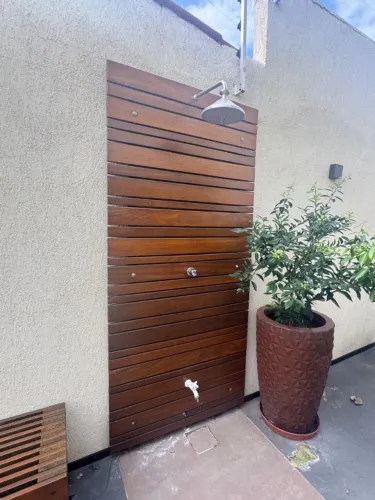 VENDO PAINEL DE CHUVEIRO EM MADEIRA NOBRE