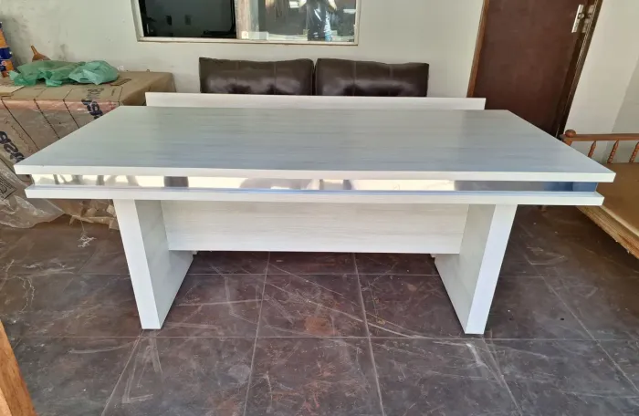 Mesa grande em mdf com bancos