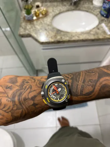 Citizen meia lua amarelo titanium