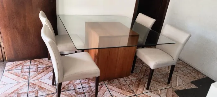 Mesa de vidro em madeira maçica com 4 cadeiras de couro