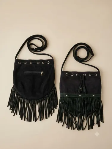 Bolsa preta de camurça com franjas e forro de oncinha.