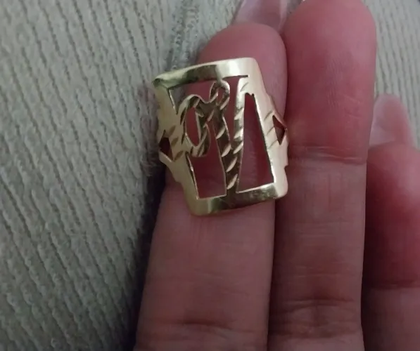 Anel ouro 18k 750 letra v aro 16