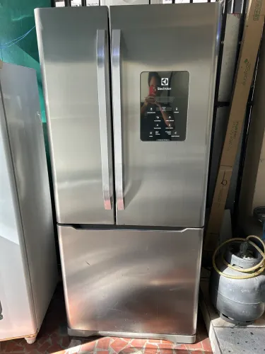 Geladeira Electrolux inox com painel em excelente estado de conservação