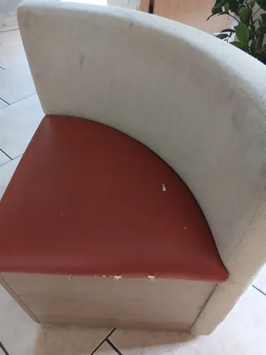 Mesa com bancos estofados assento e encosto usados com marcas de uso 