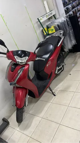 Honda SH150 vermelha