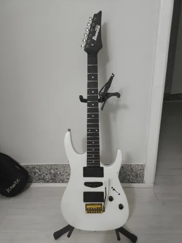 Guitarra Ibanez GRX70 com alguns detalhes na pintura