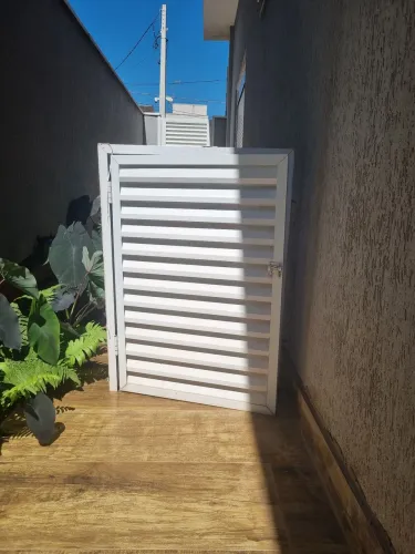Portinhola em alumínio